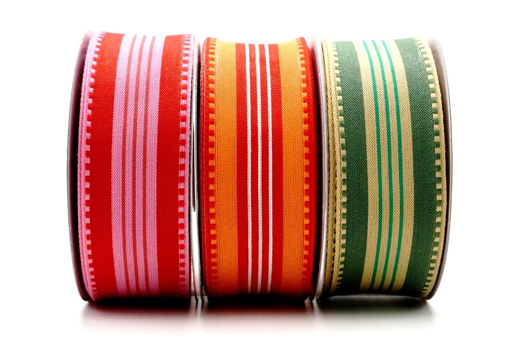 Vaalea raidallinen nauha